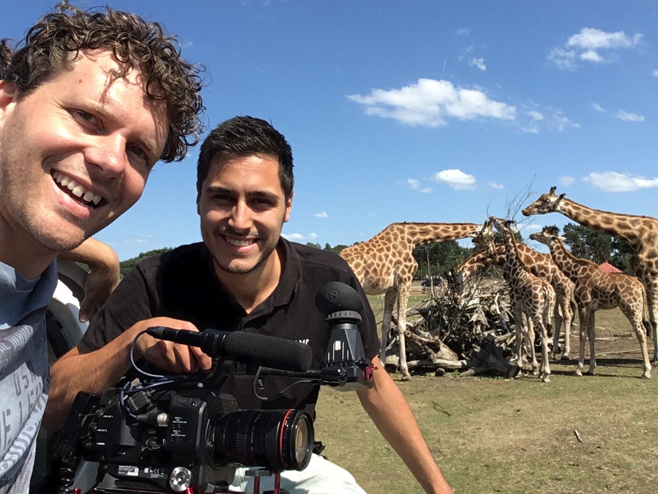 Regisseur Edwin en cameraman Lin Hou in het giraffenverblijf van de Beekse Bergen