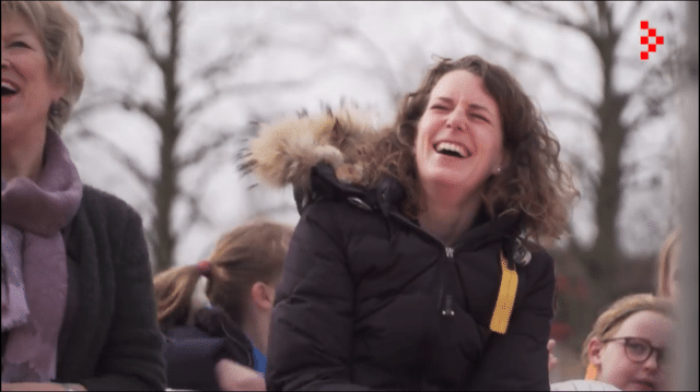 Ireen Wüst lacht om de videoproductie die tijdens haar huldiging werd vertoond